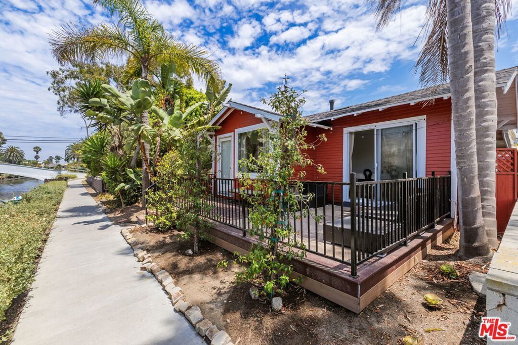 232 Howland Canal, Venice
