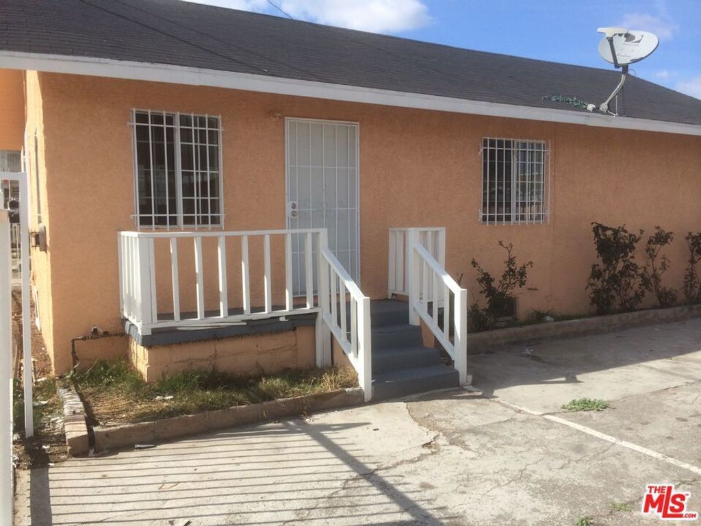 1031 W Century Boulevard, Los Angeles
