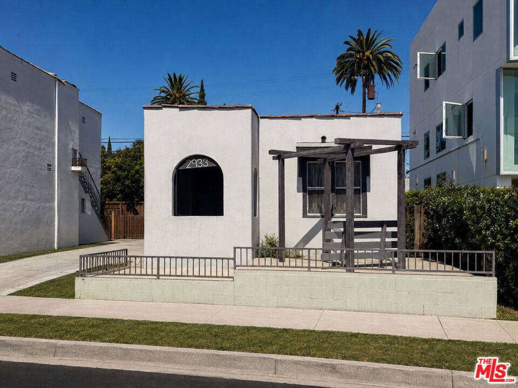 2933 S La Brea Avenue, Los Angeles