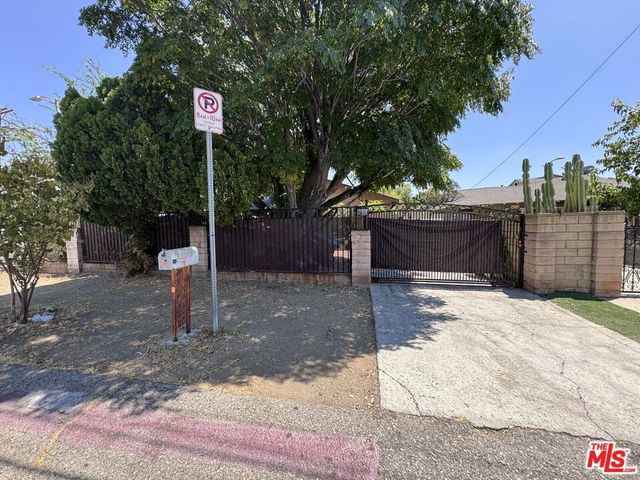 10585 Amboy Avenue, Los Angeles