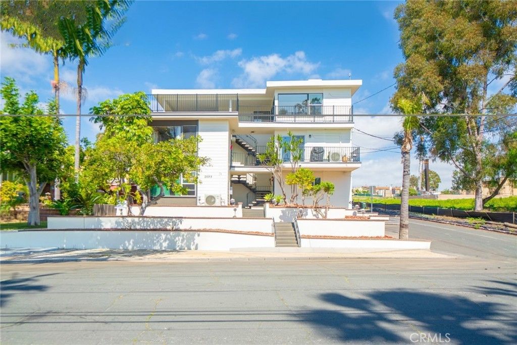 2699 E 20th, Signal Hill