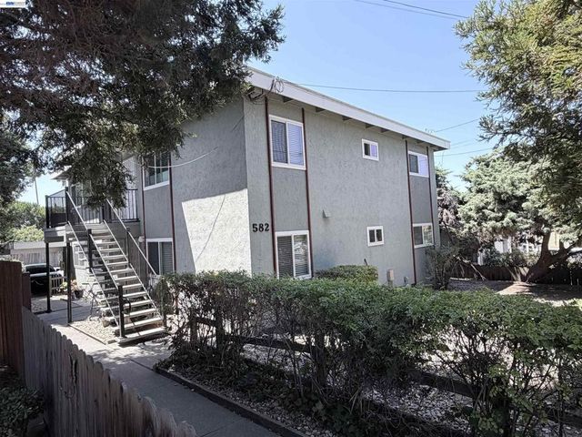 582 E H St, Benicia