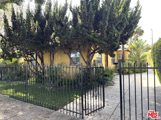 2005 Oak Street, Santa Monica