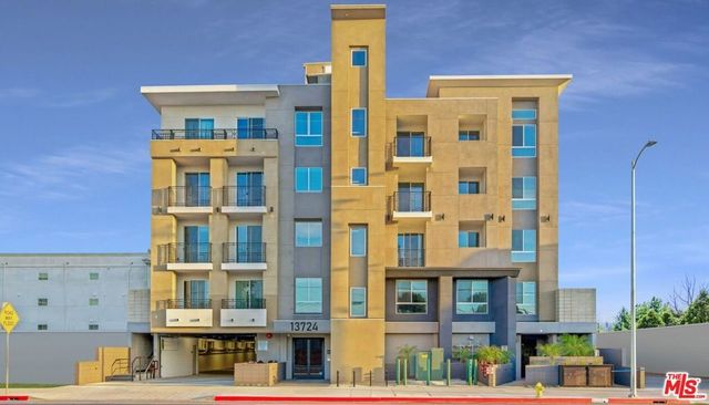13724 Victory Boulevard, Los Angeles