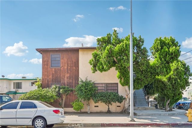 6870 Woodley Avenue, Van Nuys