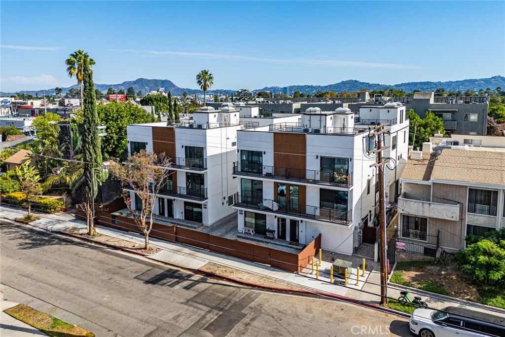 11810 Gilmore, Los Angeles