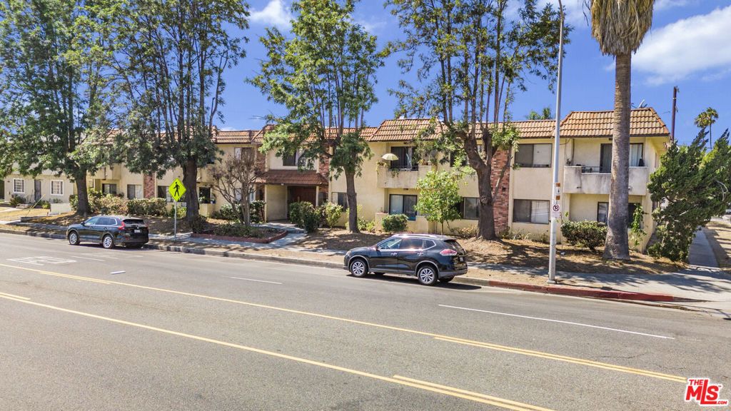 7061 Whitsett Avenue, Los Angeles