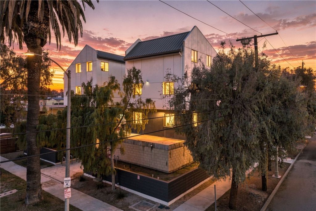 2301 S Cloverdale, Los Angeles