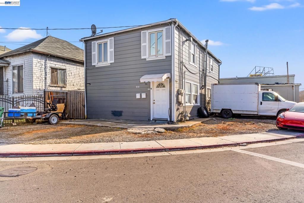 812 Lisbon, Oakland