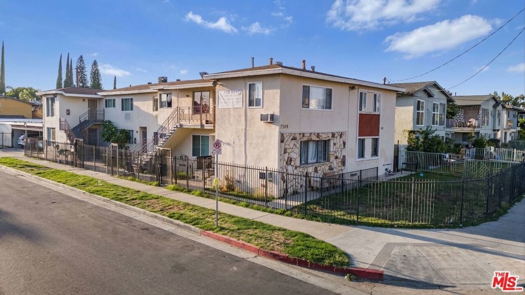 7305 Variel Avenue, Canoga Park