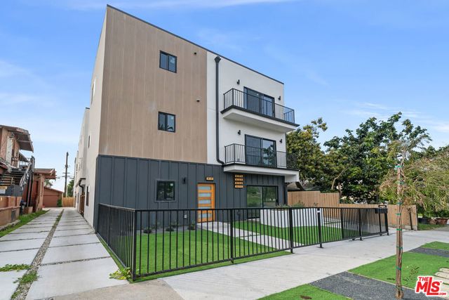 915 N Hobart Boulevard, Los Angeles