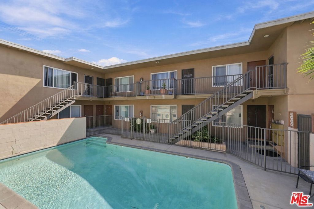 2540 S Barrington Avenue, Los Angeles