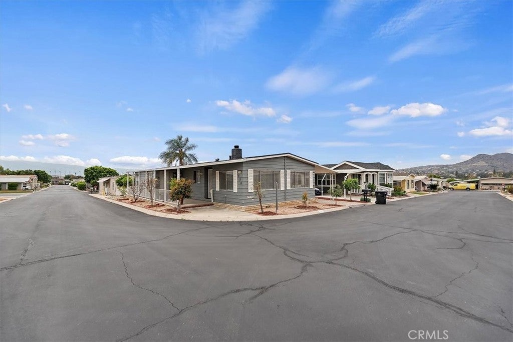 Photo of Listing #IV25083489