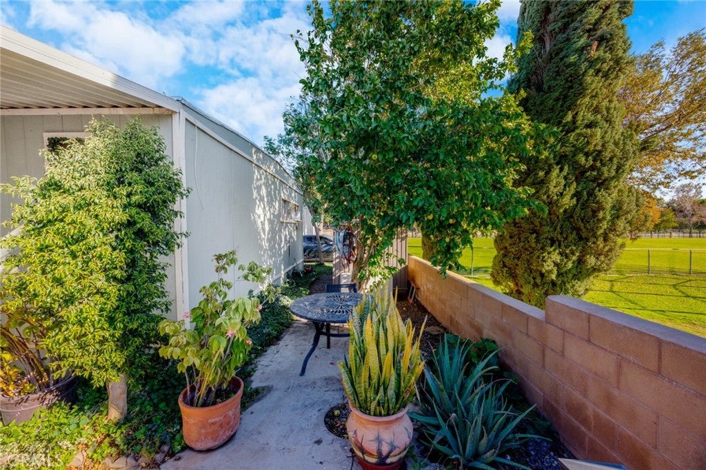 Photo of Listing #IV25277590