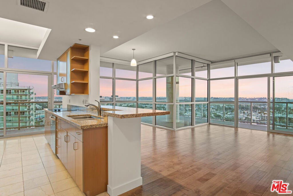 Photo of Listing #24440389