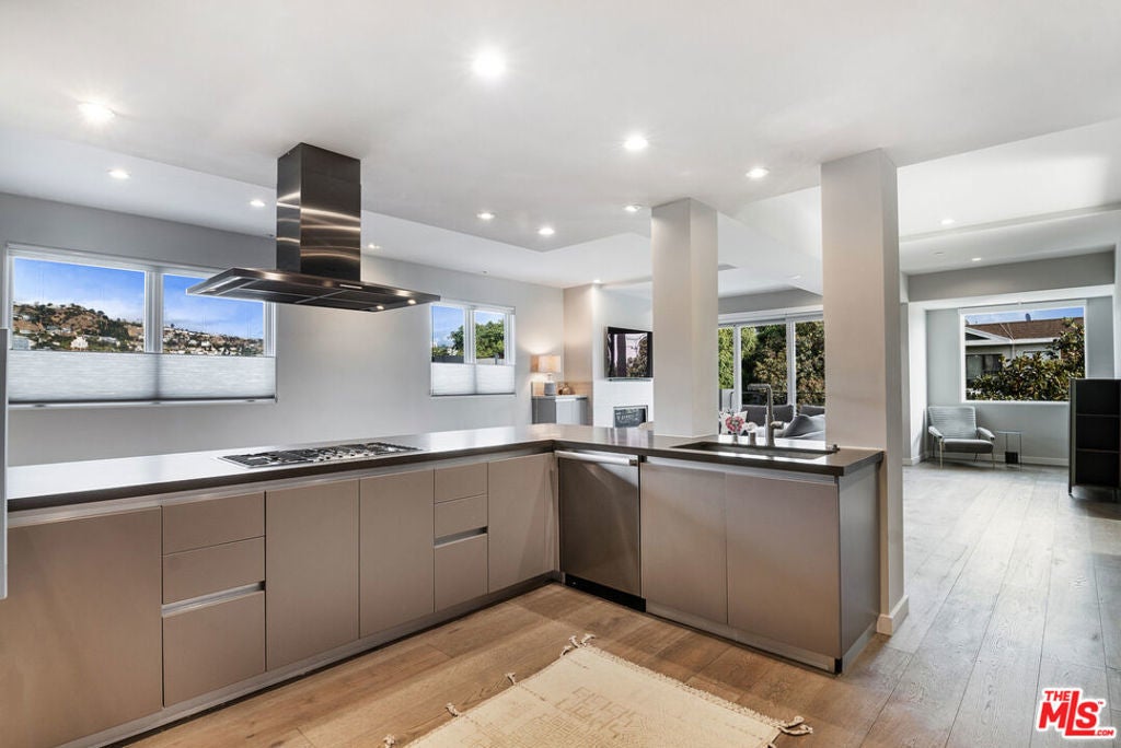 Photo of Listing #24468095