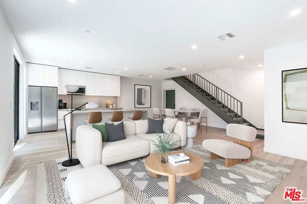 Photo of Listing #24469799