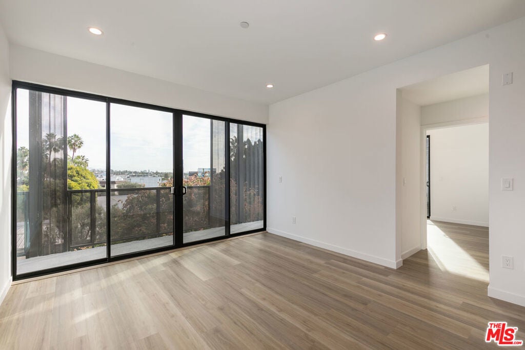 Photo of Listing #24469887