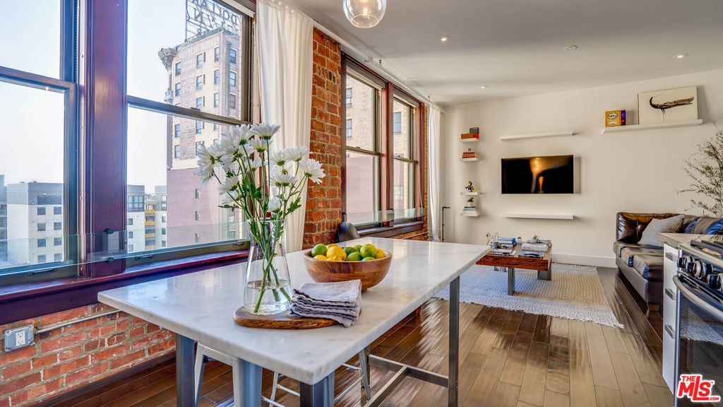 Photo of Listing #25489193