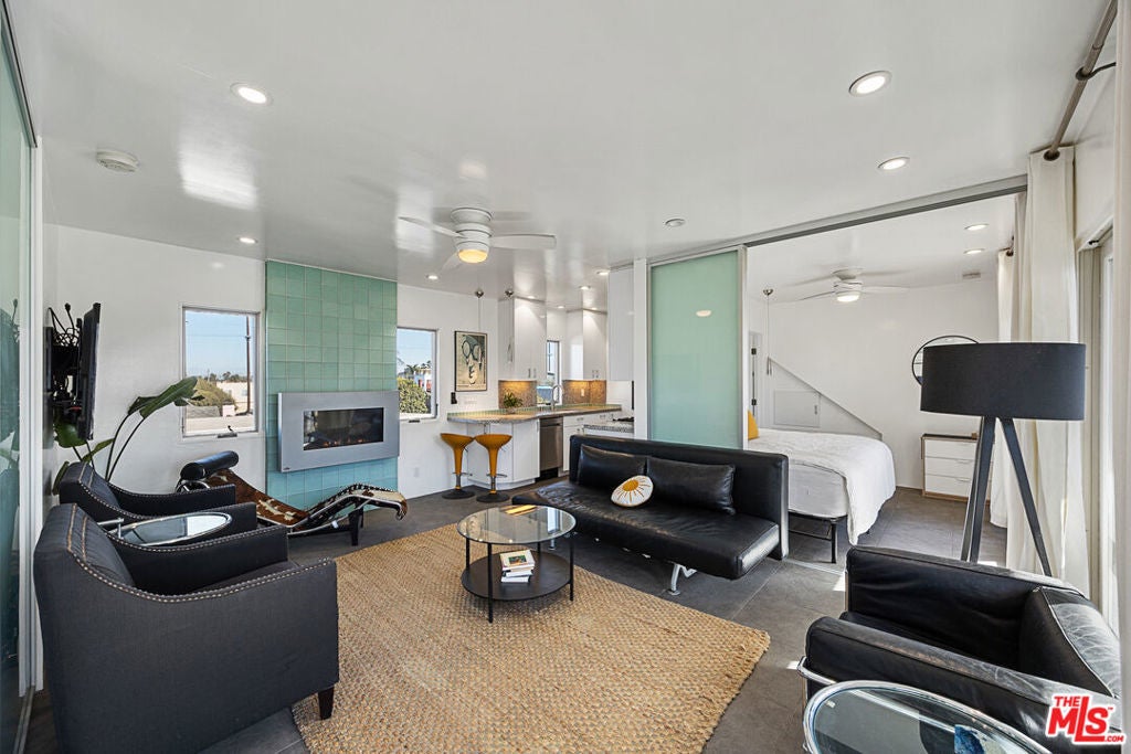 Photo of Listing #25489875