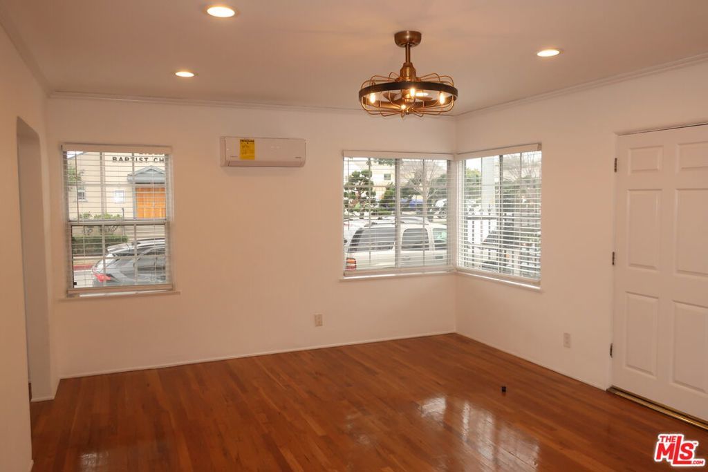 Photo of Listing #25490599