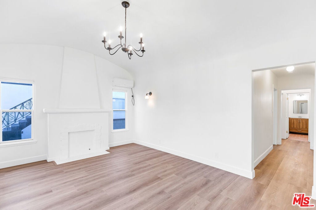 Photo of Listing #25490895