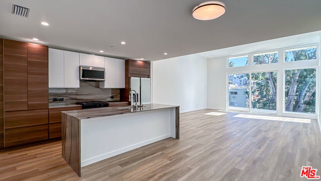 Photo of Listing #25490425