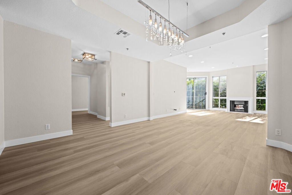 Photo of Listing #25492929