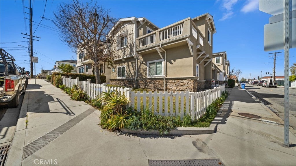 2323 Vanderbilt Lane