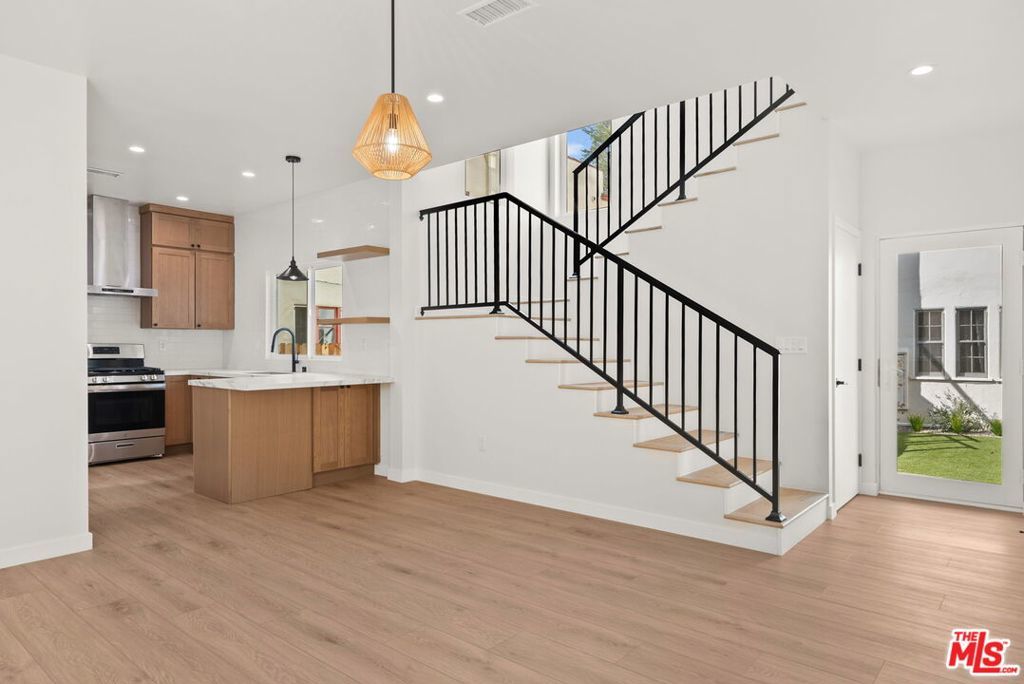 Photo of Listing #25498757