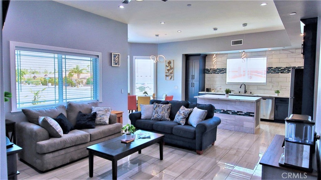 Photo of Listing #IV25055391