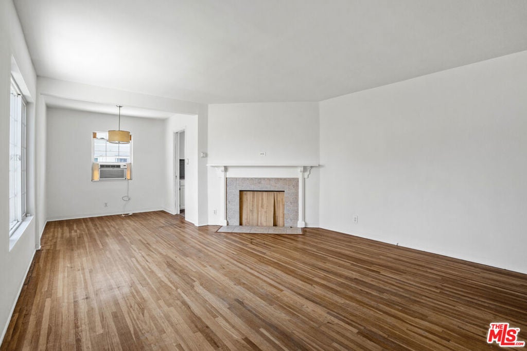 Photo of Listing #25493301