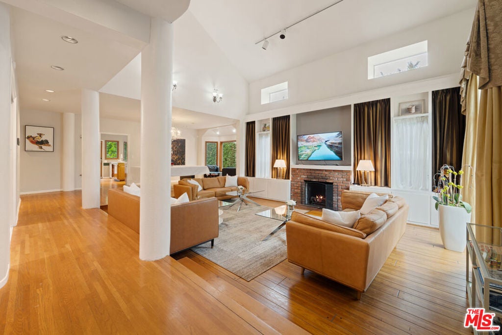 Photo of Listing #25519467