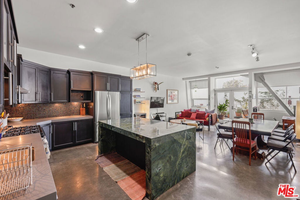 Photo of Listing #25527105