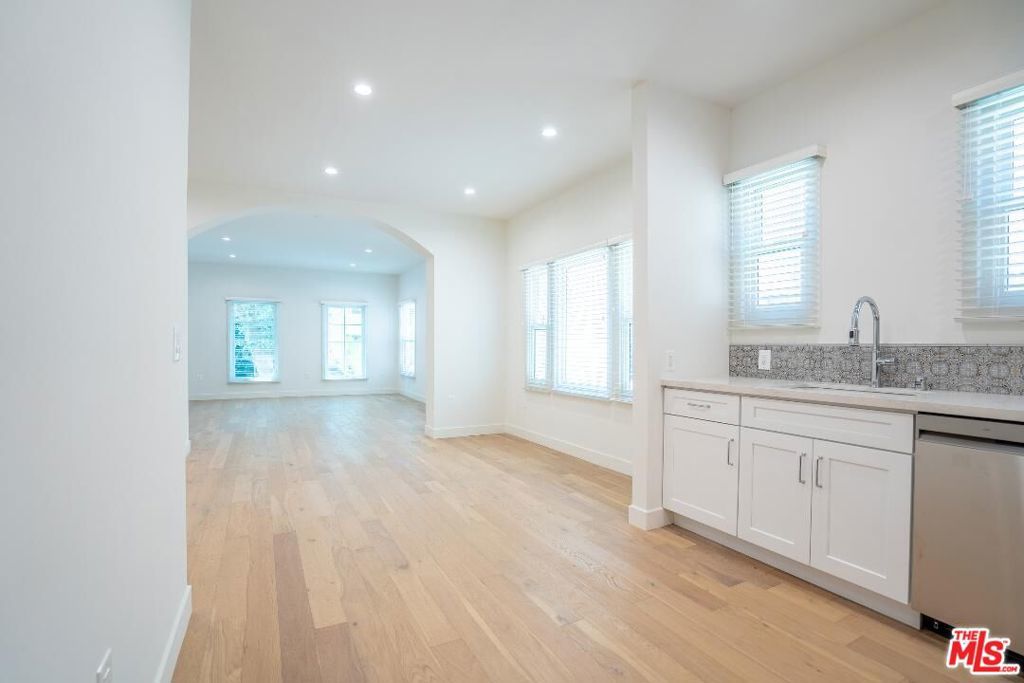 Photo of Listing #25527285