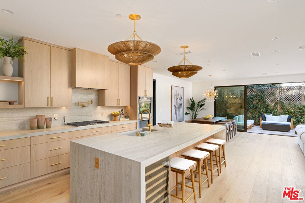 Photo of Listing #25527791