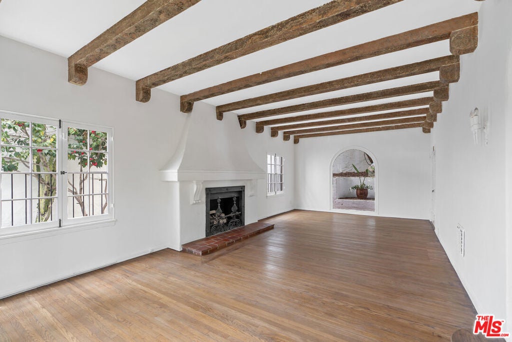 Photo of Listing #25527845