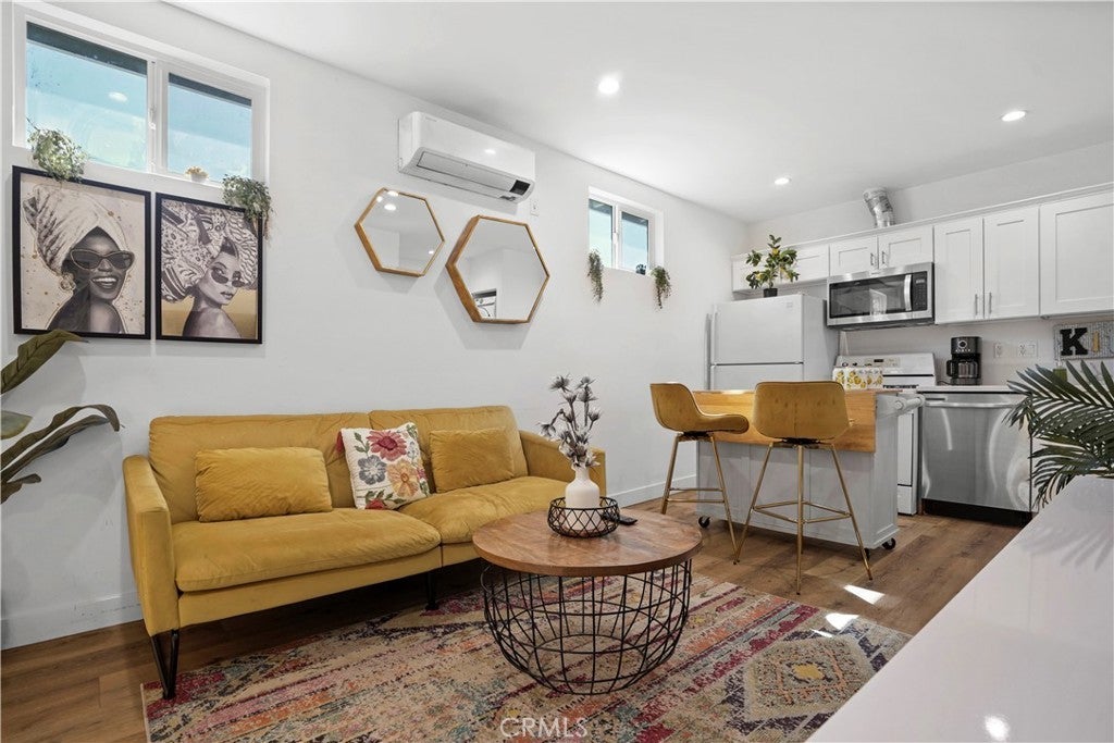 Photo of Listing #SR25088121