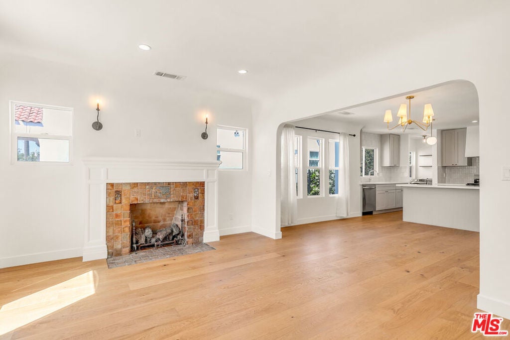 Photo of Listing #25541873