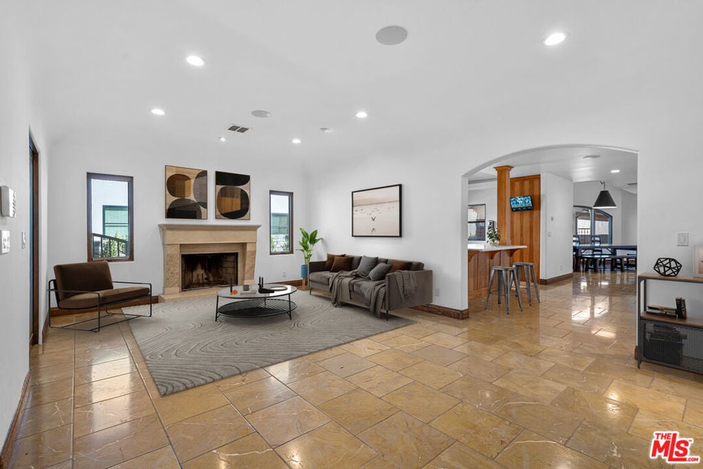 Photo of Listing #25542851