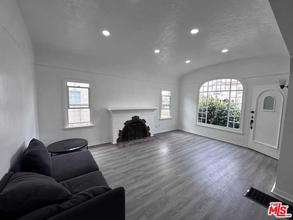 Photo of Listing #25546291