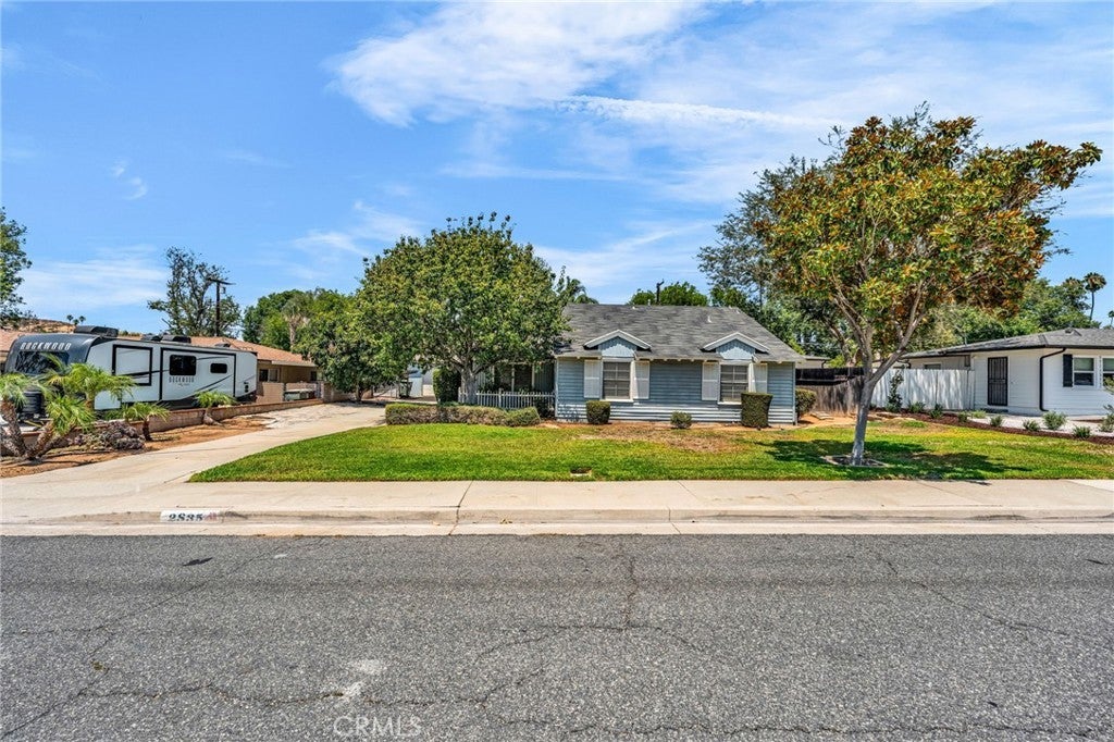 Photo of Listing #IV25128595