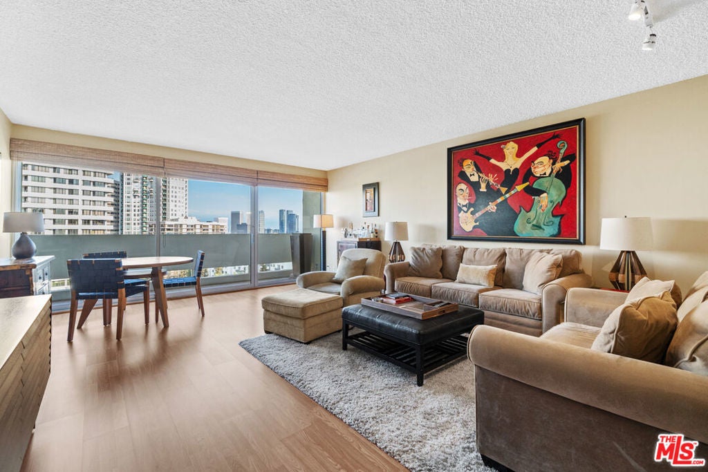 Photo of Listing #25550393