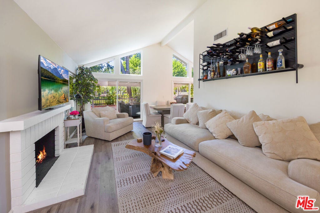 Photo of Listing #25553427