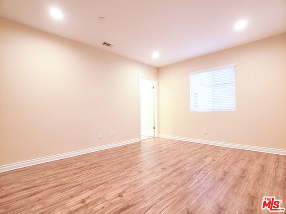 Photo of Listing #25556373