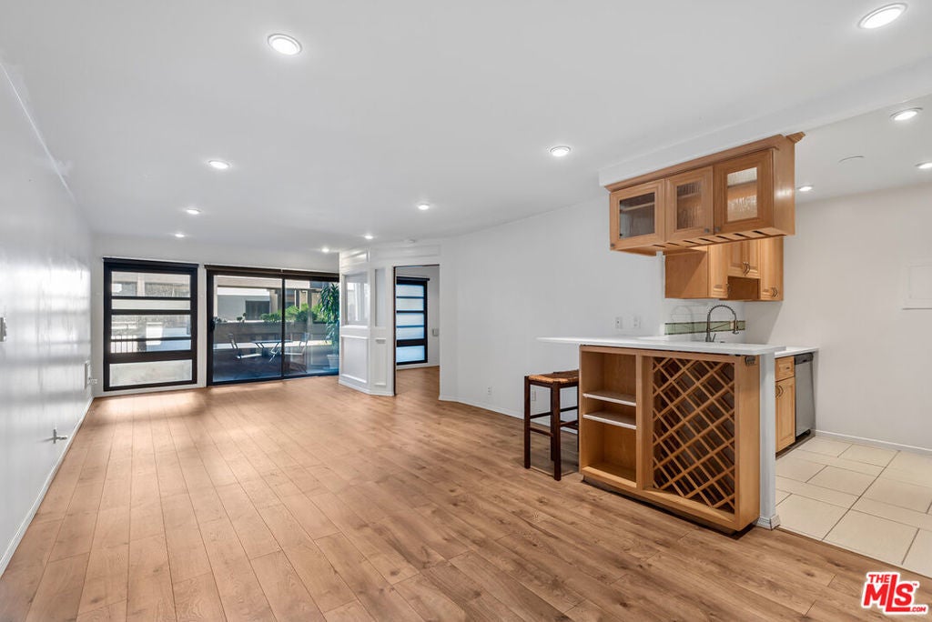 Photo of Listing #25556975