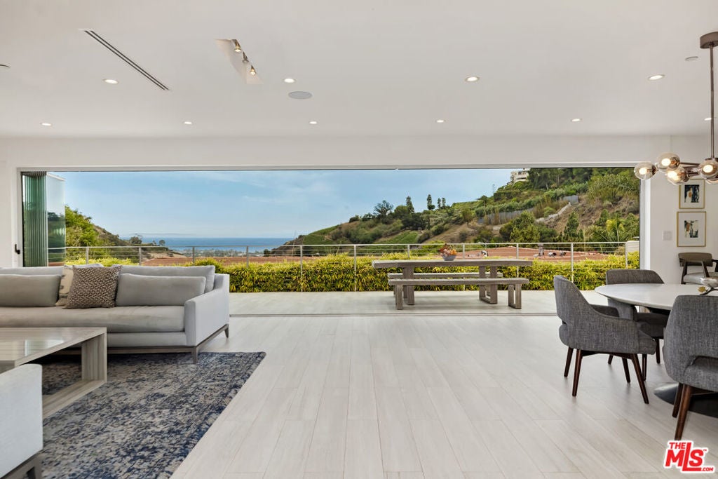 Photo of Listing #25556597