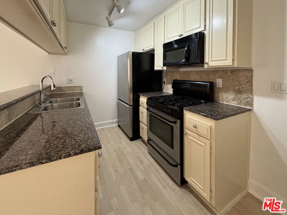 Photo of Listing #25558097