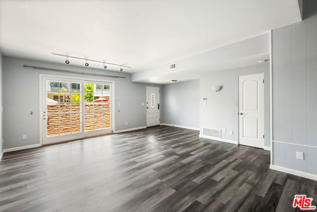 Photo of Listing #25560721