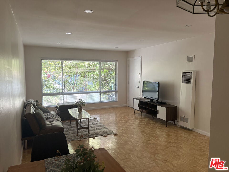 Photo of Listing #25560895